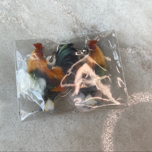 NWT! Acrylic rooster dangle earrings - Picture 4 of 4